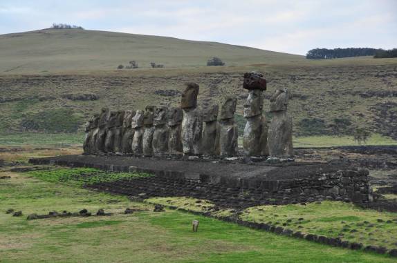 Restaurados por arqueólogos japoneses, os Moais de Tongariki, no sul da Ilha de Páscoa, ilha chilena no meio do Oceano Pacífico